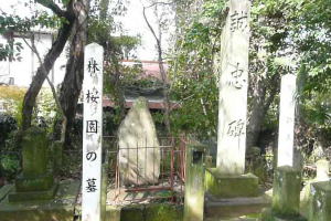 桜園の墓，左に宮部鼎蔵の墓，クリックすると拡大写真