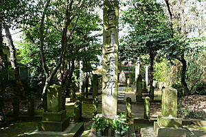 右に大田黒伴雄，左に加屋霽堅の墓，後ろに桜園や鼎蔵の墓