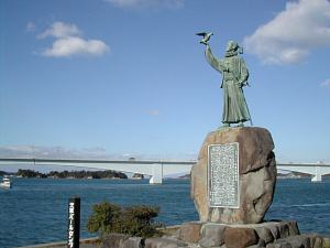 天草四郎の銅像（松島の天草パールセンター駐車場）